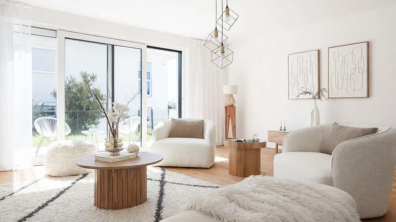 Helles Wohnzimmer mit modernen Möbeln, Holzboden und Zugang zur Terrasse.
