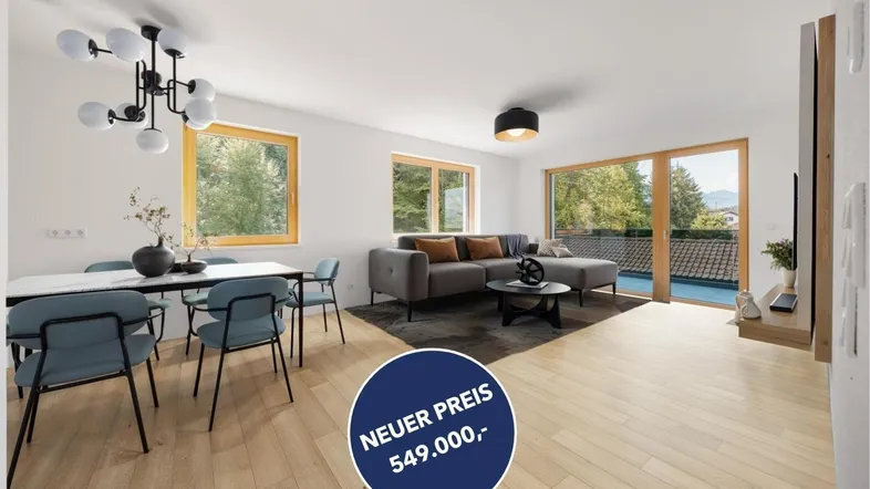 Heller, offener Wohn- und Essbereich mit Holzboden, großen Fenstern und Zugang zur Terrasse.