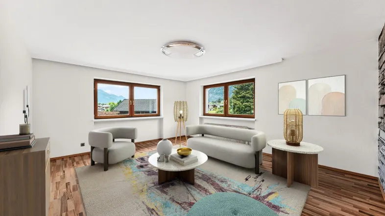 Helles Wohnzimmer mit Holzboden, modernen Möbeln und Blick auf die umliegende Berglandschaft.
