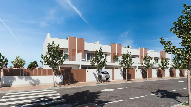 Moderne Reihenhäuser mit weißer Fassade und braunen Akzenten entlang einer ruhigen Straße.
