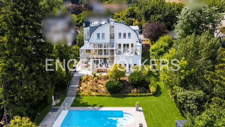 Großzügiges Anwesen mit moderner Architektur, weitläufigem Garten und privatem Swimmingpool.