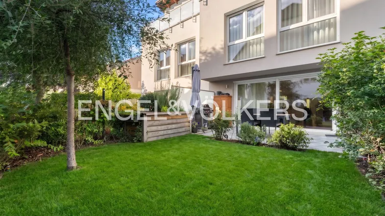 Gepflegter Gartenbereich mit Rasenfläche und Zugang zur Terrasse des Hauses.