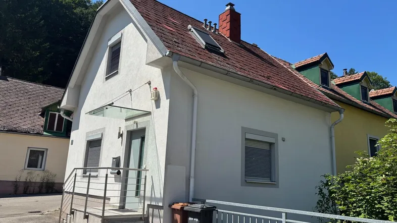 Ansicht des Hauses von vorne mit Eingangsbereich und einer Rampe für barrierefreien Zugang.