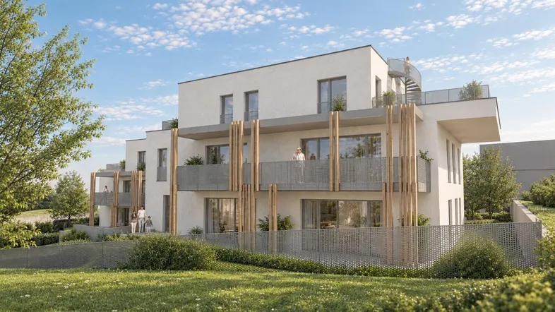 Moderne Wohnanlage mit mehreren Balkonen und Terrassen in grüner Umgebung.