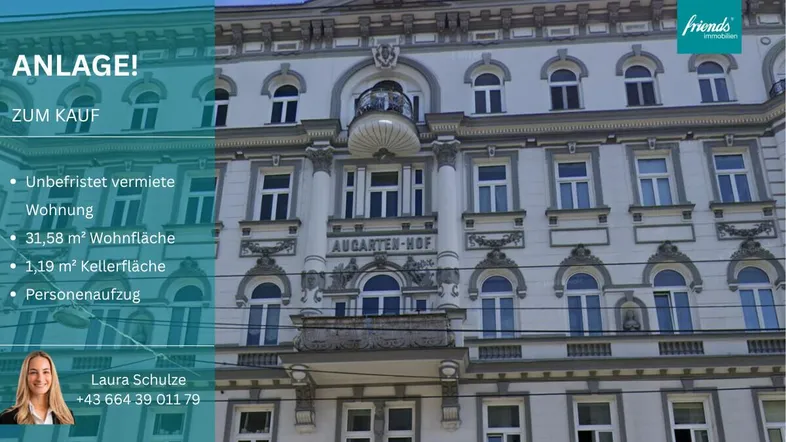Historische Fassade des Augarten-Hofs mit klassischer Architektur und Werbebanner.