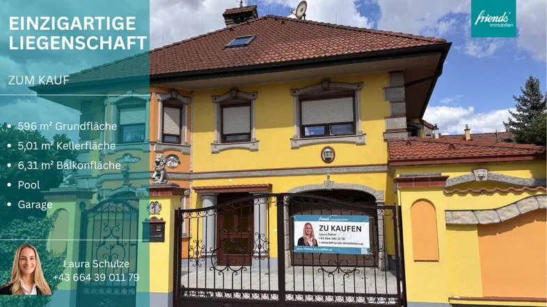 Gelbe Villa mit schmiedeeisernem Tor und Werbebanner zum Verkauf.