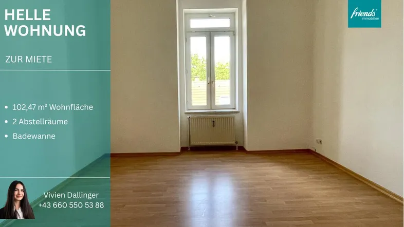 Helles, unmöbliertes Zimmer mit Laminatboden und einem Fenster, das viel Tageslicht hereinlässt.