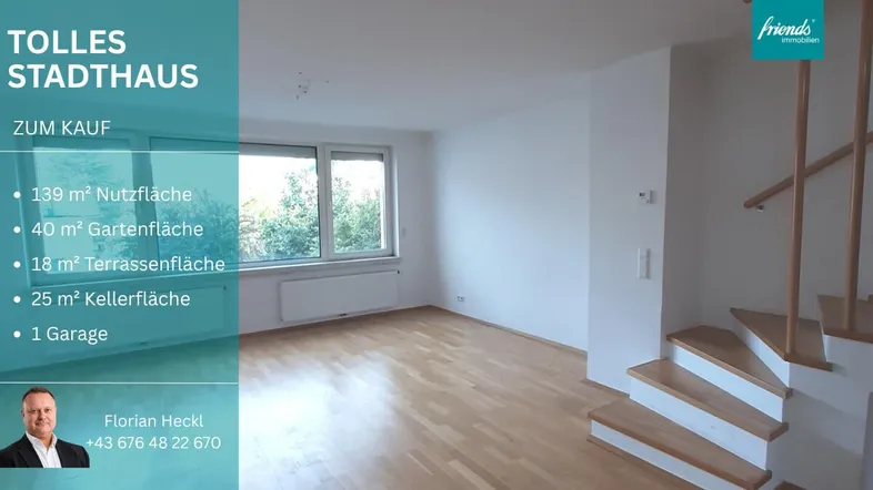 Helles Wohnzimmer mit Parkettboden und Treppe, teilweise überlagert mit Objektinformationen.