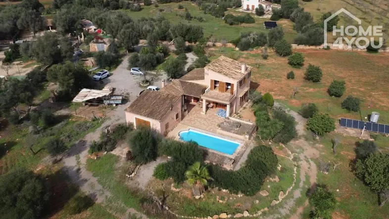 Luftaufnahme des Anwesens mit Pool, umgeben von mediterraner Landschaft und Olivenbäumen.