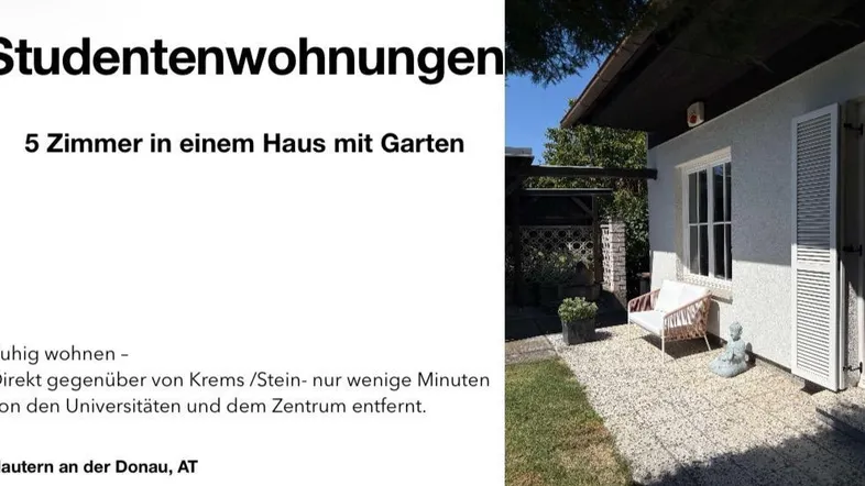 Außenbereich des Hauses mit kleiner Terrasse und Gartenmöbeln unter blauem Himmel.