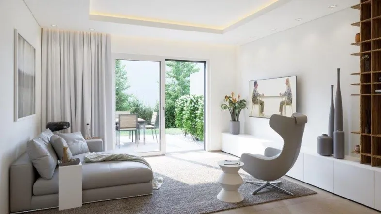 Helles, modernes Wohnzimmer mit Zugang zur Terrasse und Garten, ausgestattet mit stilvollen Möbeln und indirekter Beleuchtung.