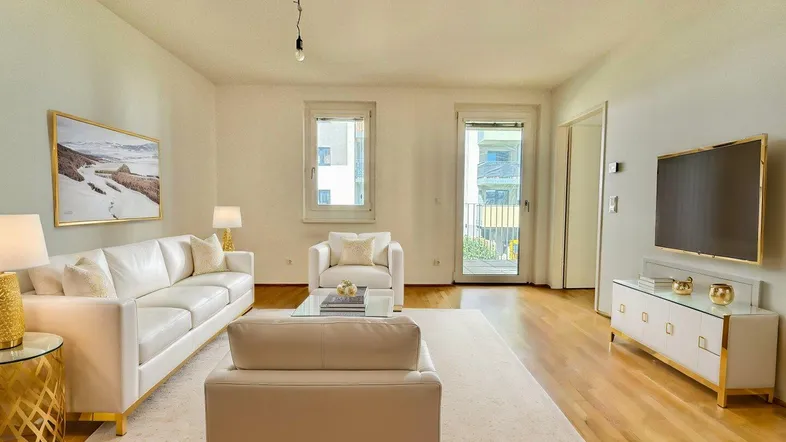 Helles Wohnzimmer mit modernem Design, Parkettboden und Zugang zum Balkon.