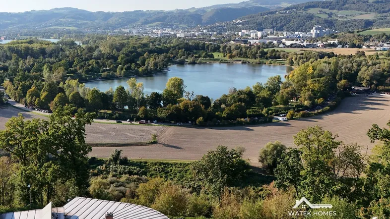 Blick über den Pleschinger See bis Linz