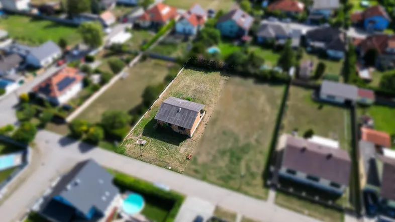 Luftaufnahme eines Einfamilienhauses mit großem Grundstück in ländlicher Umgebung.