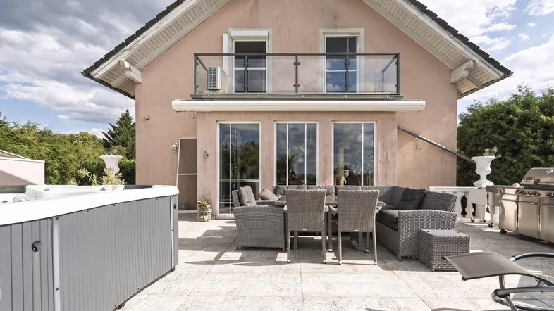 Große Terrasse mit Whirlpool, Grillbereich und bequemen Sitzgelegenheiten für gesellige Stunden.