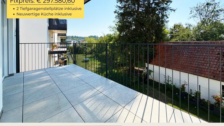Geräumiger Balkon mit Fliesenboden und Blick ins Grüne, ideal zum Entspannen im Freien.