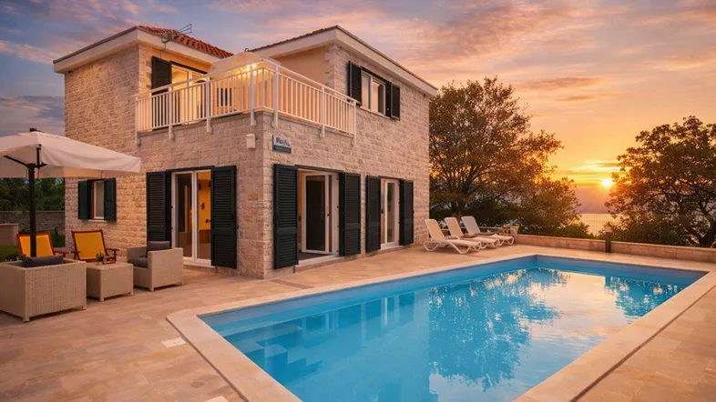 Haus mit Pool und Terrasse bei Sonnenuntergang, mit Blick auf das Meer und die Berge.
