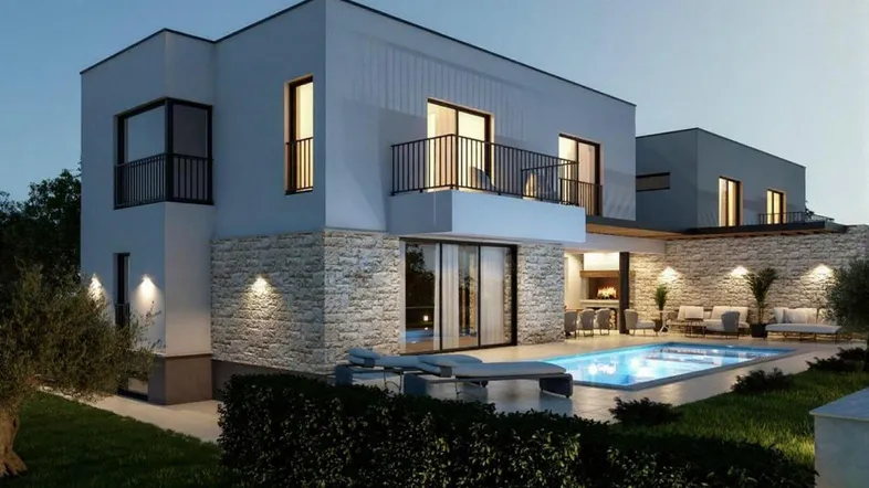 Moderne Villa mit beleuchtetem Poolbereich, Steinfassade und gemütlicher Außenterrasse am Abend.