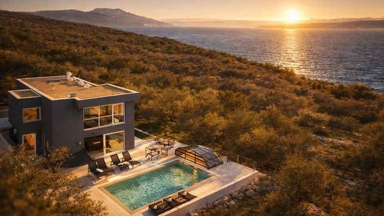 Moderne Villa mit Pool und Meerblick bei Sonnenuntergang, umgeben von mediterraner Vegetation.