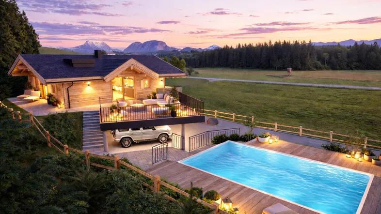 Luxuriöses Holzhaus mit großem Poolbereich und möblierter Terrasse bei Sonnenuntergang und Bergblick.