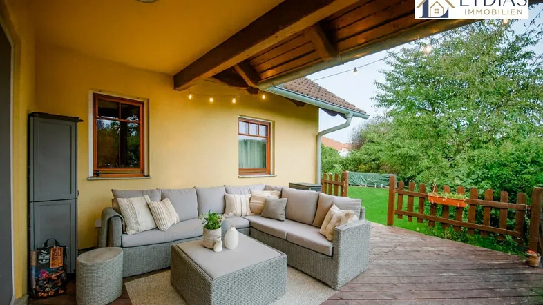 Terrasse mit Grünblick (virtual Staging)