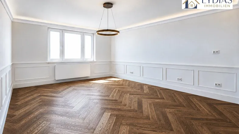 Helles, leeres Zimmer mit Fischgrätparkett und dekorativen Wandpaneelen, bereit zur individuellen Gestaltung.