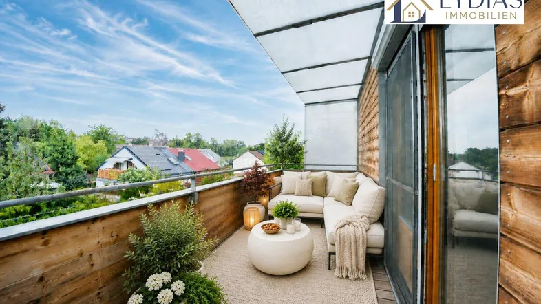 Gemütlicher Balkon mit bequemen Loungemöbeln und schöner Aussicht ins Grüne.