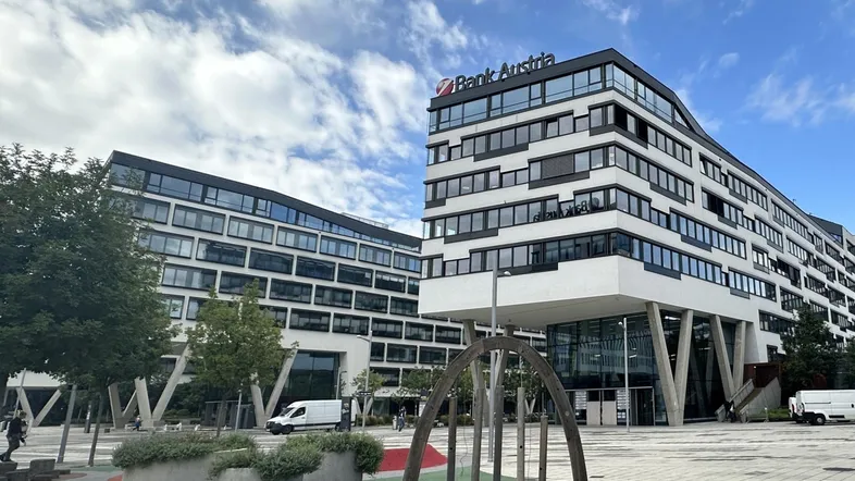 Modernes Bürogebäude der Bank Austria mit markanter Architektur und einem kleinen Spielbereich im Vordergrund.