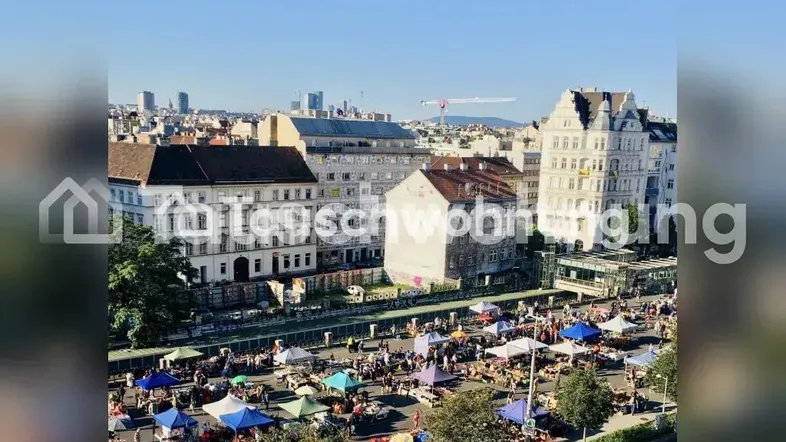 Weitläufiger Blick über eine belebte Stadtlandschaft mit einem Markt und historischen Gebäuden.