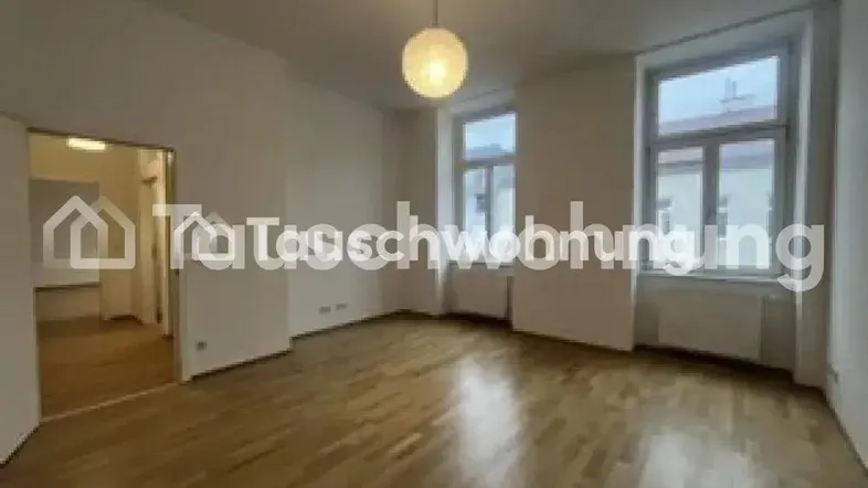 Helles Zimmer mit Parkettboden und zwei Fenstern, bereit zur individuellen Gestaltung.