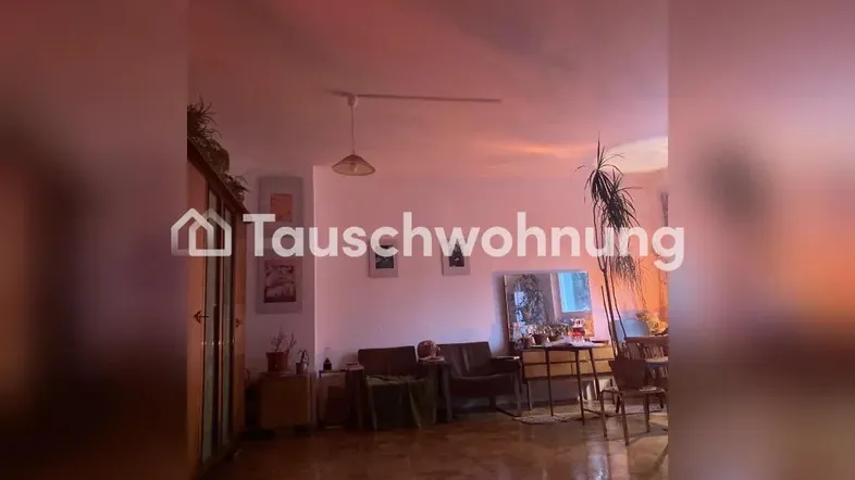 Geräumiges Wohn- und Esszimmer mit Parkettboden, Vintage-Möbeln und Pflanzen bei warmem Licht.