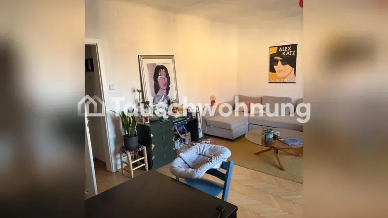 Heller Wohn- und Essbereich mit Parkettboden, gemütlichem Sofa und Esstisch für die Familie.