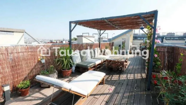 Geräumige Dachterrasse mit Holzdeck, bequemen Lounge-Möbeln und Pergola für entspannte Stunden im Freien.