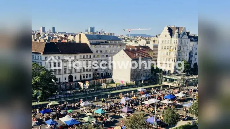Blick über einen belebten Stadtmarkt mit historischen Gebäuden und urbaner Skyline im Hintergrund.