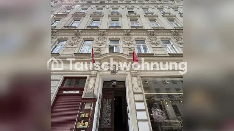 Historische Fassade eines Altbaus mit dekorativen Elementen und einem einladenden Eingangsbereich.