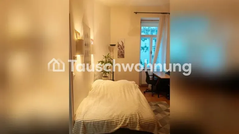 Gemütliches Schlafzimmer mit Einzelbett, Schreibtisch und Fenster, das viel Tageslicht hereinlässt.