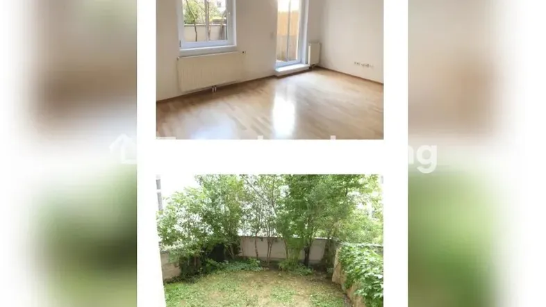 Heller Raum mit Holzboden und Zugang zu einem kleinen privaten Gartenbereich.