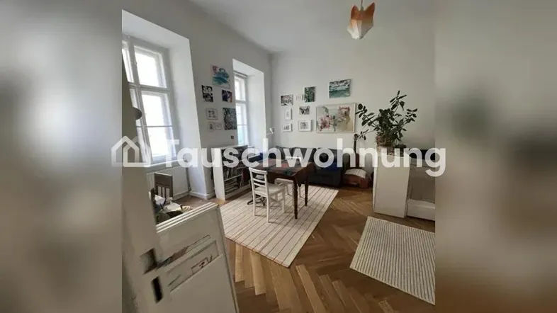 Helles Wohnzimmer mit Fischgrätparkett, hohen Decken und moderner Dekoration.