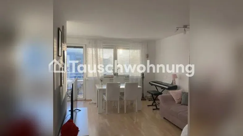 Heller Wohn- und Essbereich mit Parkettboden, Zugang zum Balkon und moderner Einrichtung.