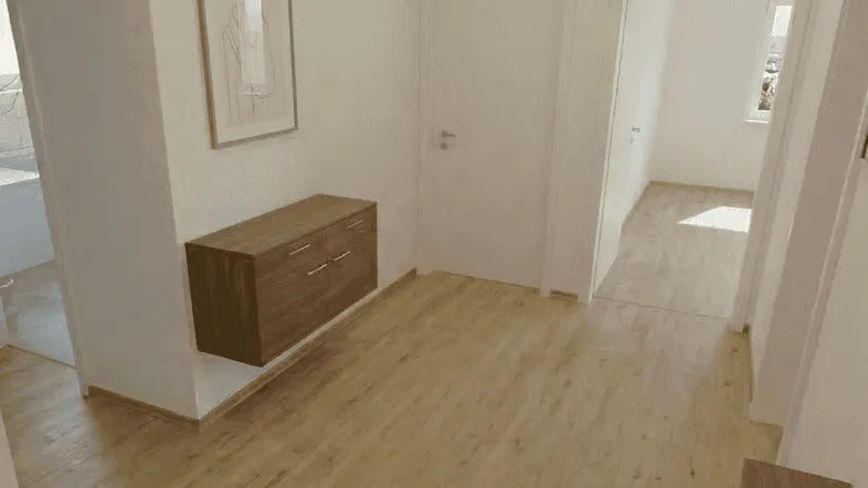 Heller Flur mit modernem Holzfußboden, Einbauschrank und Deckenspots.