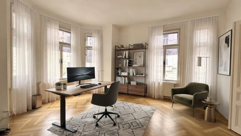 Modernes Büro mit Fischgrätparkett, großen Fenstern und stilvoller Einrichtung für produktives Arbeiten.