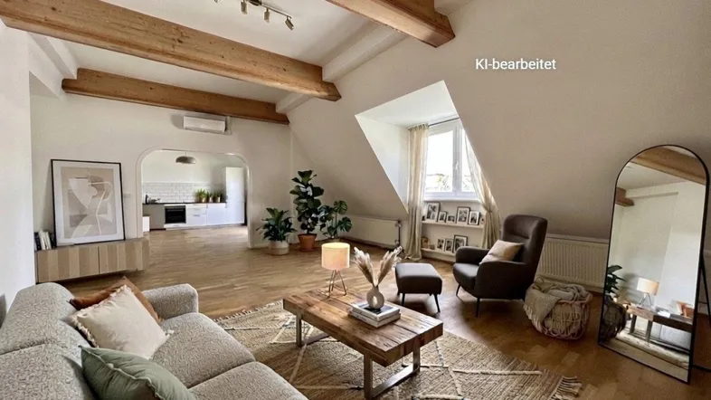 Gemütliches Wohnzimmer mit Holzbalken, Parkettboden und Blick in die offene Küche.
