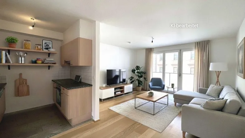Helles, offenes Wohnzimmer mit Parkettboden, Zugang zum Balkon und integrierter Küchenzeile.