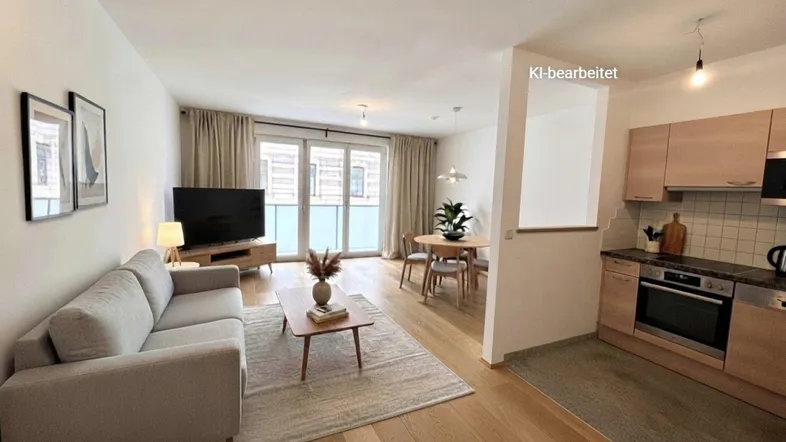 Helles, offenes Wohn- und Esszimmer mit integrierter Küche und Holzboden.