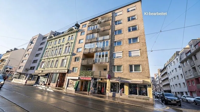Gebäudeansicht von der Straße mit mehreren Etagen und Balkonen unter blauem Himmel.