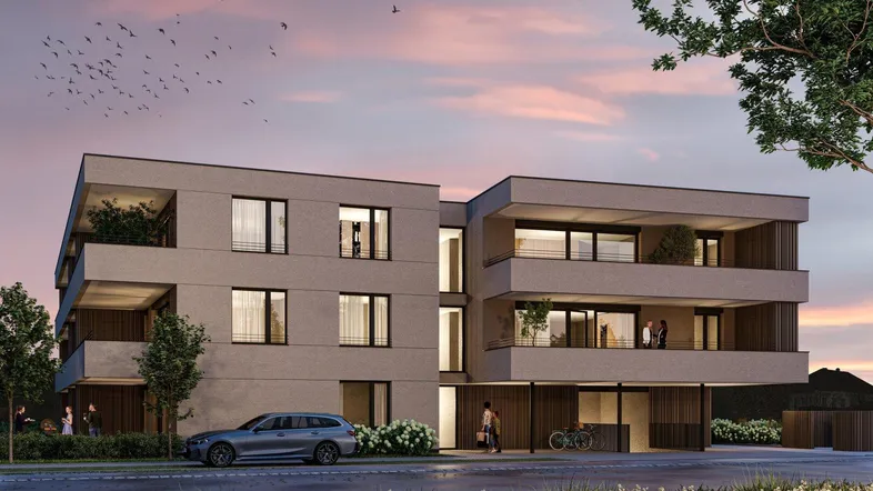Moderne Wohnanlage mit klarer Architektur und Balkonen bei Sonnenuntergang.