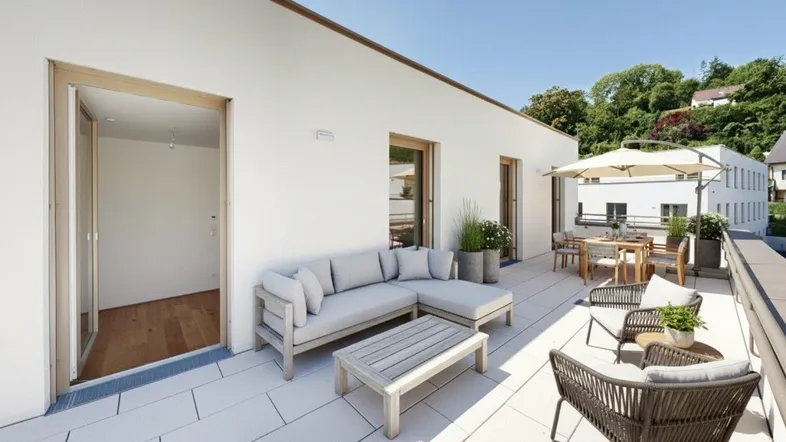 Geräumige Sonnenterrasse mit modernen Gartenmöbeln und Blick ins Grüne, ideal zum Entspannen.