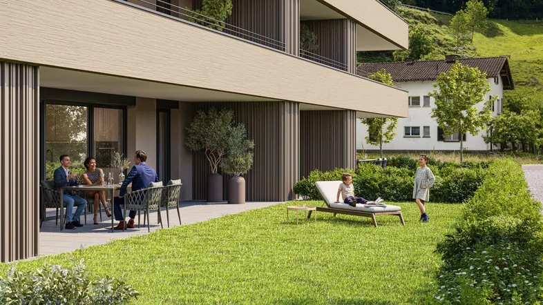 Moderne Wohnanlage mit großzügiger Terrasse und Gartenbereich, ideal für Entspannung und geselliges Beisammensein im Freien.