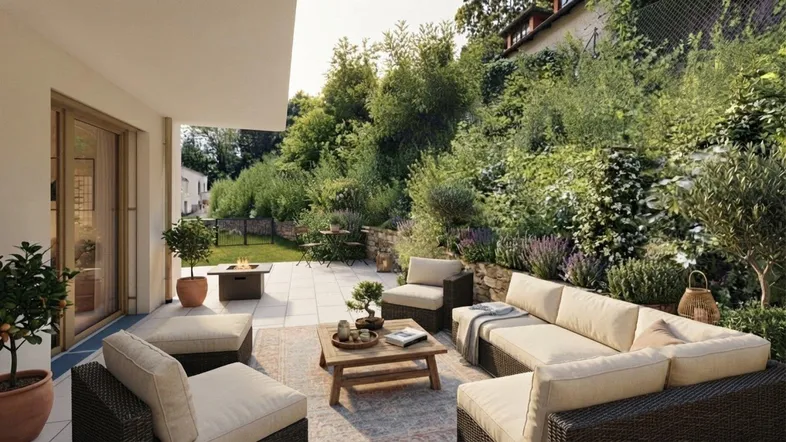 Großzügige Terrasse mit bequemen Loungemöbeln, Feuerstelle und üppigem Grünblick.