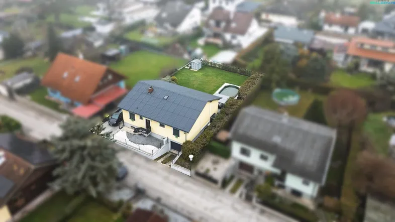 Luftaufnahme des Hauses mit Garten, Pool und umliegender Wohngegend.